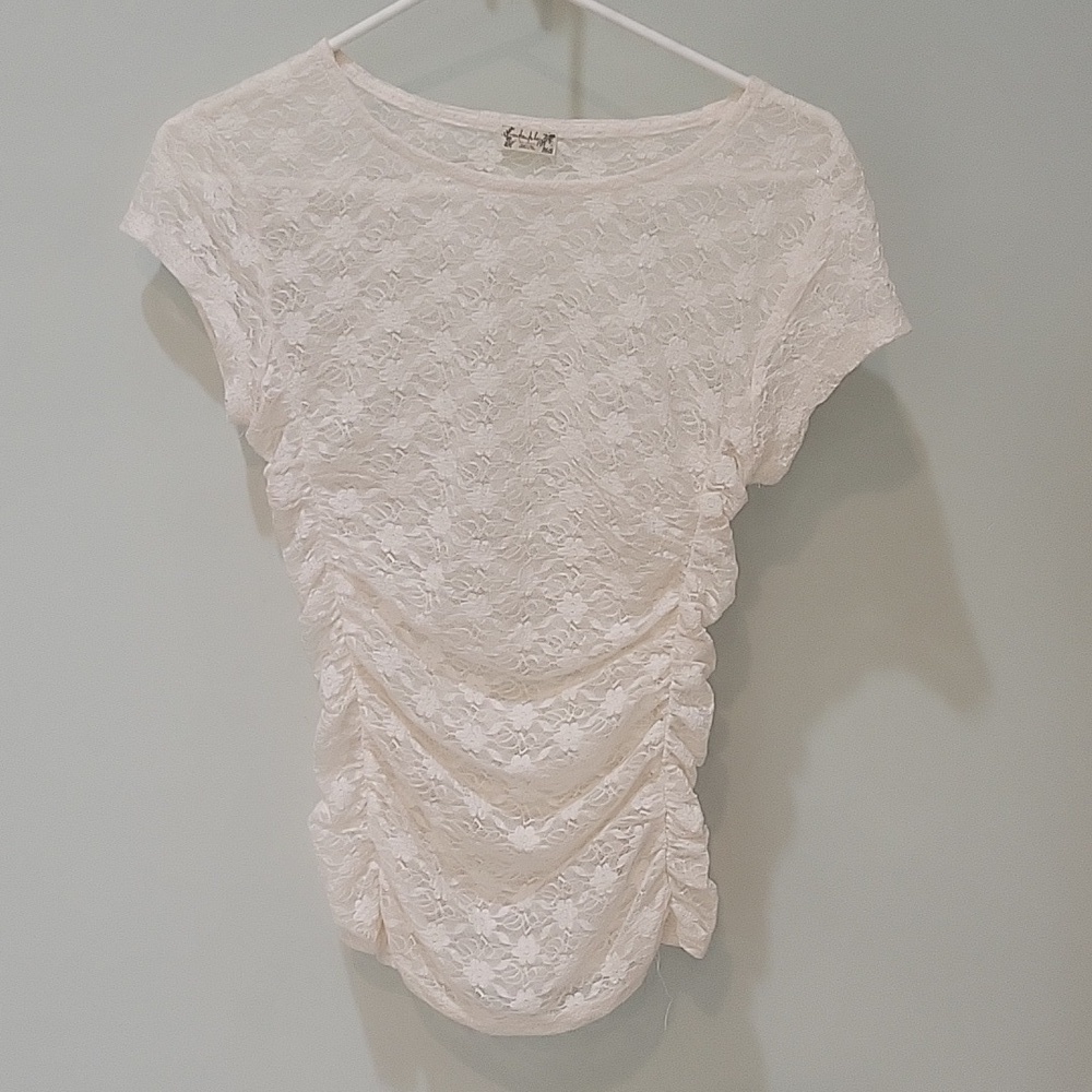 FREE PEOPLE intimately off white lace top. Rutched sides, capped sleeves.  Small
